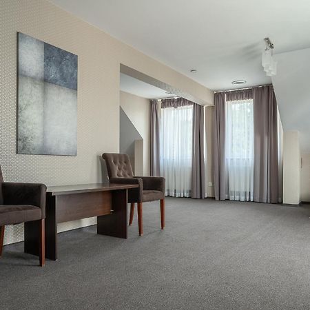 Hotel Cztery Pory Roku Głogów Małopolski エクステリア 写真