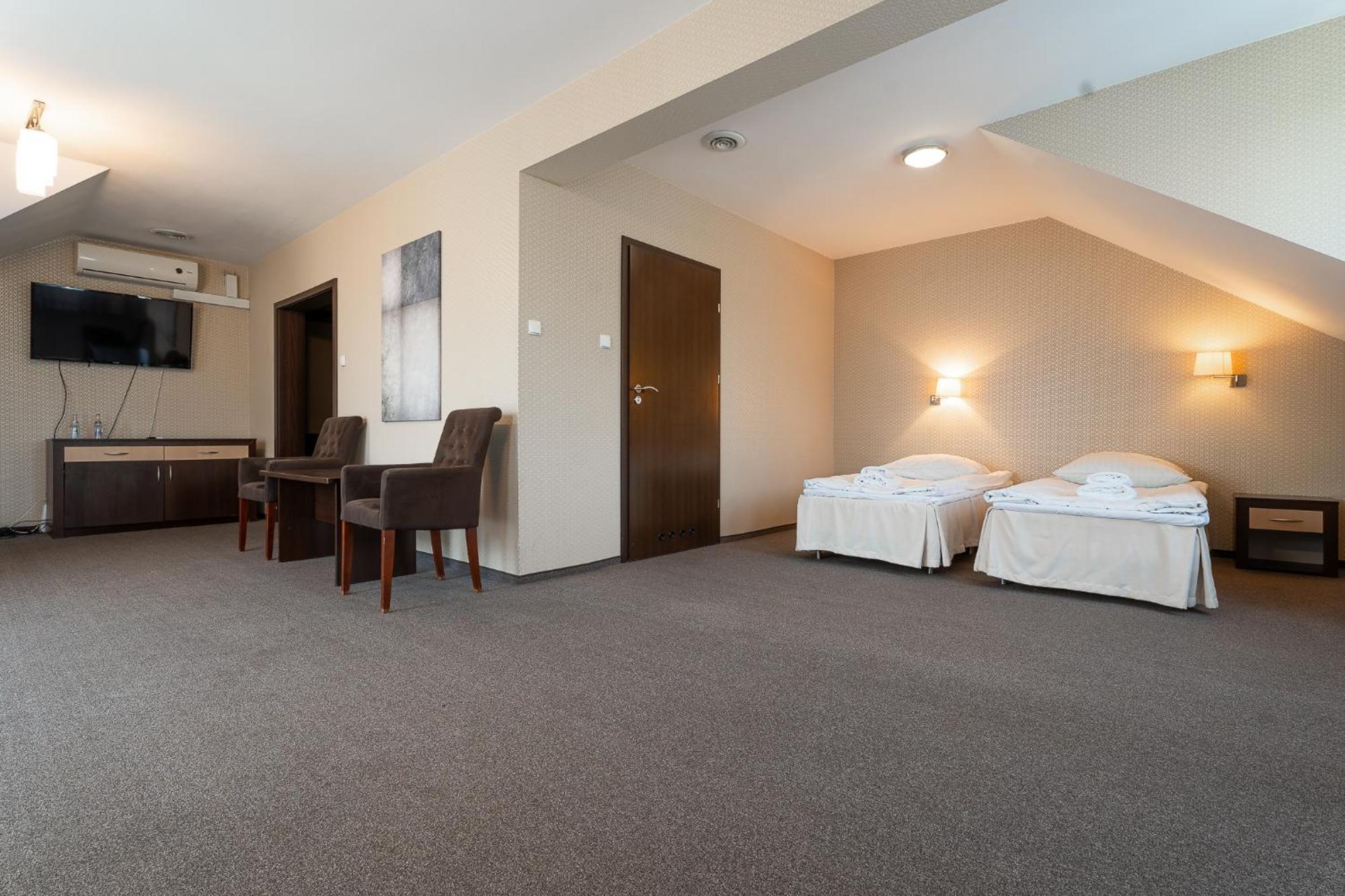 Hotel Cztery Pory Roku Głogów Małopolski エクステリア 写真