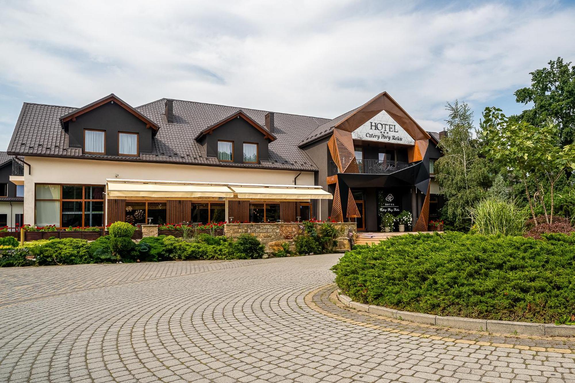 Hotel Cztery Pory Roku Głogów Małopolski エクステリア 写真