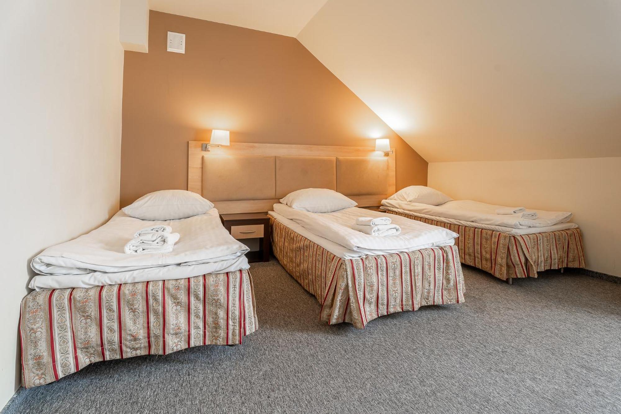 Hotel Cztery Pory Roku Głogów Małopolski エクステリア 写真