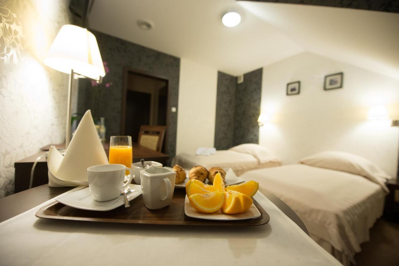 Hotel Cztery Pory Roku Głogów Małopolski エクステリア 写真