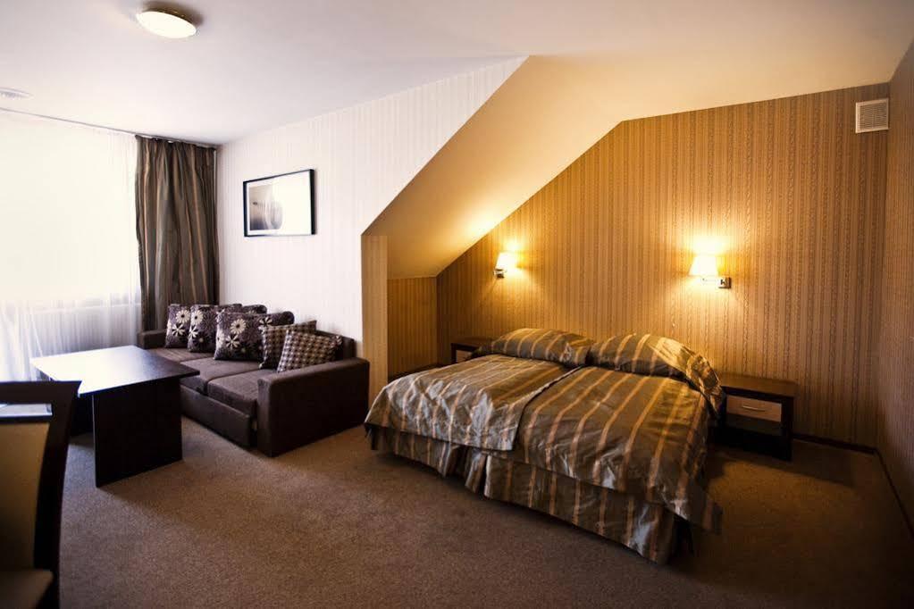 Hotel Cztery Pory Roku Głogów Małopolski エクステリア 写真
